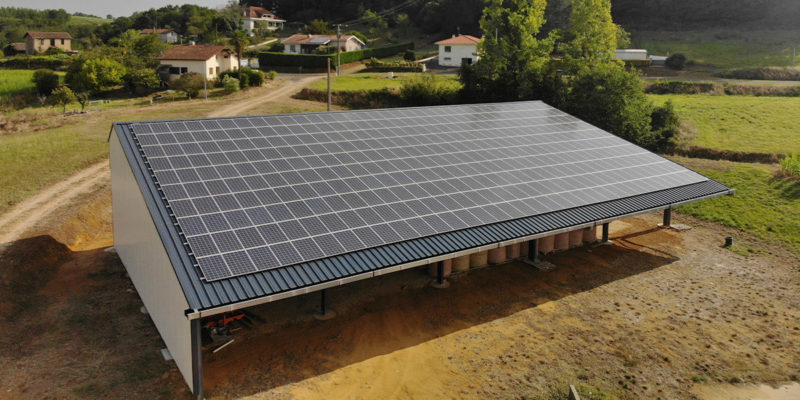 découvrez les avantages des bâtiments agricoles photovoltaïques : une solution durable qui optimise la production agricole tout en générant des économies d'énergie grâce à l'utilisation de l'énergie solaire.