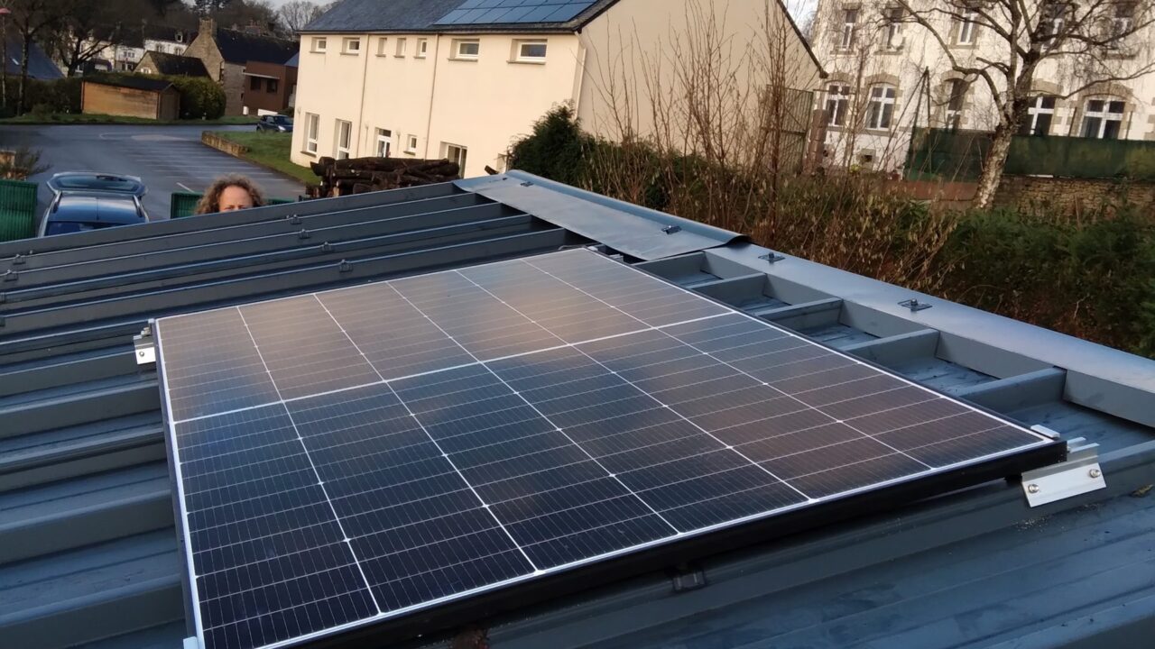 découvrez nos panneaux solaires sur prise 220v, une solution pratique et écologique pour alimenter vos appareils en énergie renouvelable. faciles à installer et à utiliser, ils vous permettent de réduire votre facture d'électricité tout en respectant l'environnement. optez pour une énergie durable dès maintenant !