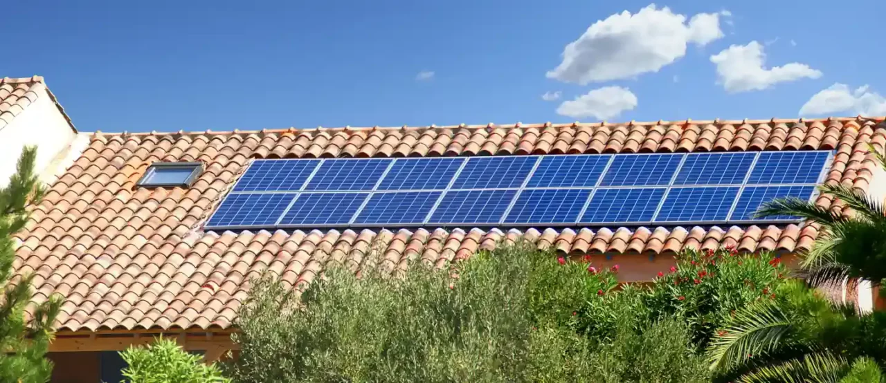 découvrez comment les panneaux solaires pour maison peuvent réduire vos factures d'énergie tout en contribuant à la protection de l'environnement. informez-vous sur les avantages, l'installation et les aides financières disponibles pour un projet durable.