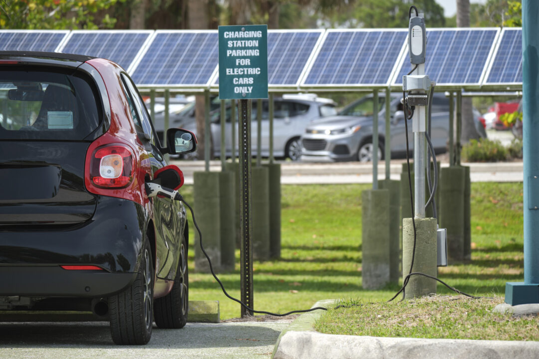 découvrez comment les panneaux solaires pour voitures peuvent révolutionner votre conduite éco-responsable. optimisez l'autonomie de votre véhicule tout en réduisant votre empreinte carbone grâce à cette technologie innovante.