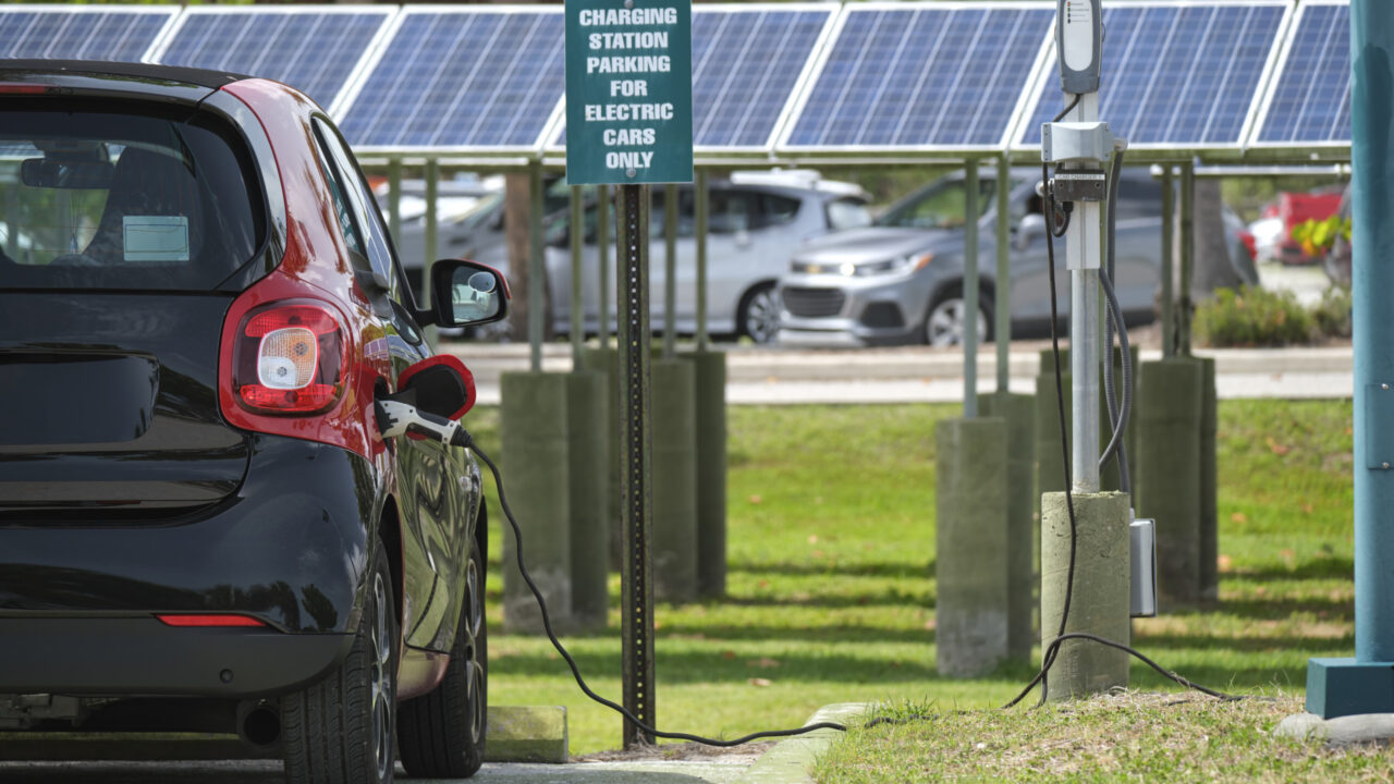 découvrez comment les panneaux solaires pour voitures peuvent révolutionner votre conduite éco-responsable. optimisez l'autonomie de votre véhicule tout en réduisant votre empreinte carbone grâce à cette technologie innovante.