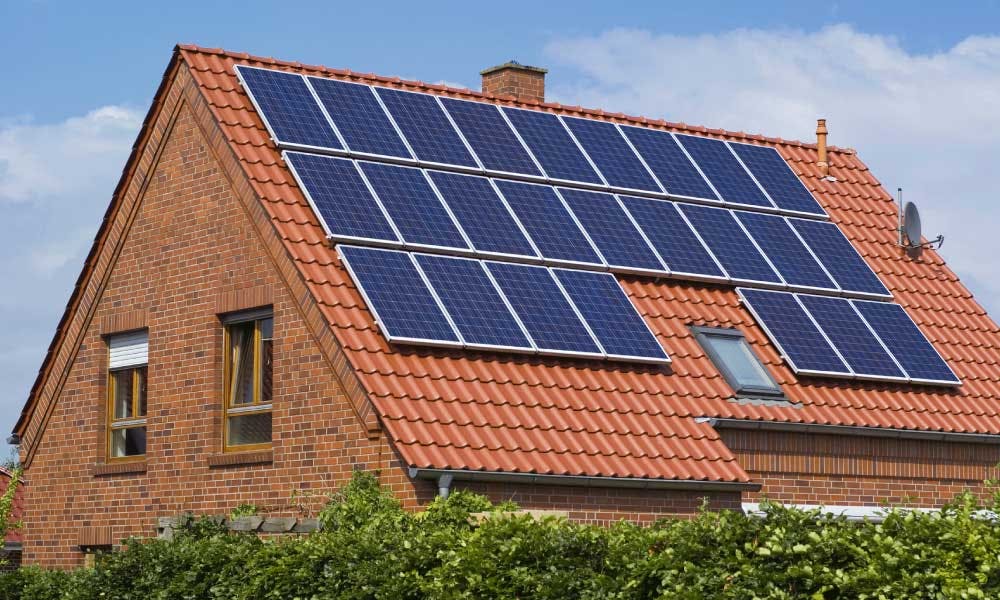 découvrez comment les panneaux solaires peuvent transformer votre maison en une source d'énergie durable et économique. explorez les avantages, l'installation et les possibilités de financement pour optimiser votre consommation d'énergie tout en préservant l'environnement.