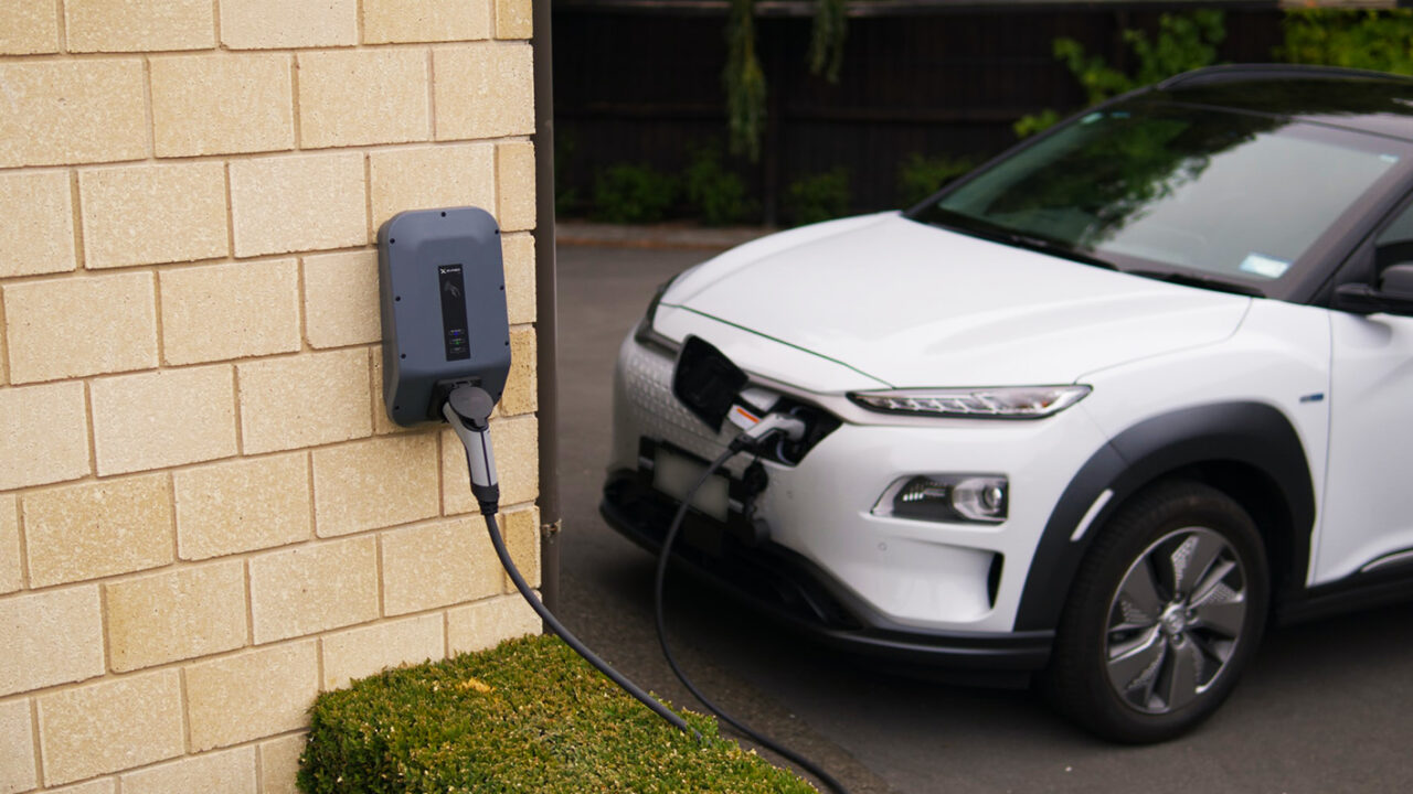 découvrez comment installer une borne de recharge pour véhicule électrique à domicile, facilitant ainsi la recharge de votre voiture tout en optimisant votre consommation d'énergie et en augmentant votre autonomie sur la route.