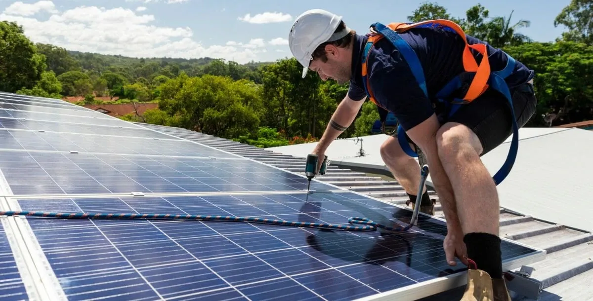 découvrez notre guide complet sur les panneaux solaires : conseils d'installation, avantages, retour sur investissement et options disponibles pour maximiser votre énergie renouvelable.