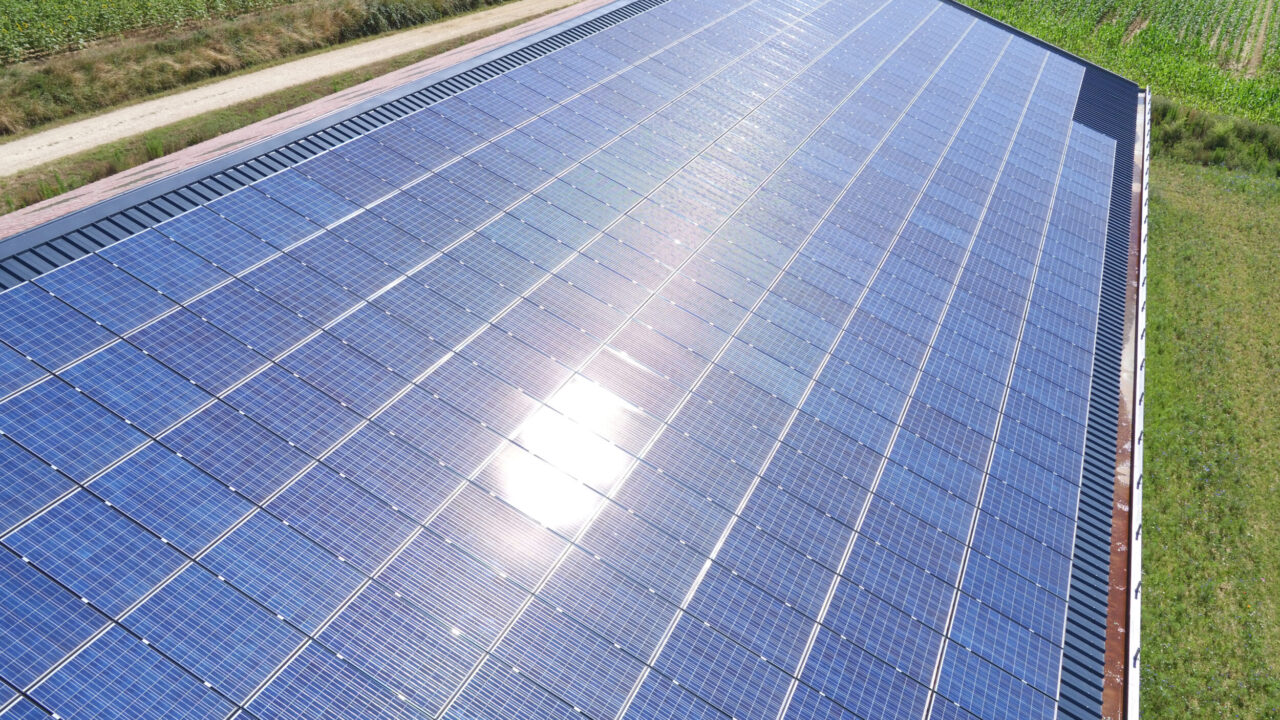 découvrez les avantages des ombrières photovoltaïques : une solution écologique et économique pour produire de l'énergie renouvelable tout en protégeant vos véhicules des intempéries. idéales pour les parkings, elles maximisent l'espace tout en réduisant votre empreinte carbone.