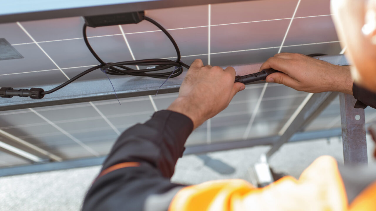 découvrez notre guide complet sur les micro-onduleurs, leur fonctionnement, leurs avantages et comment les choisir pour optimiser votre installation photovoltaïque. idéal pour les particuliers souhaitant maximiser l'efficacité de leur système énergétique.