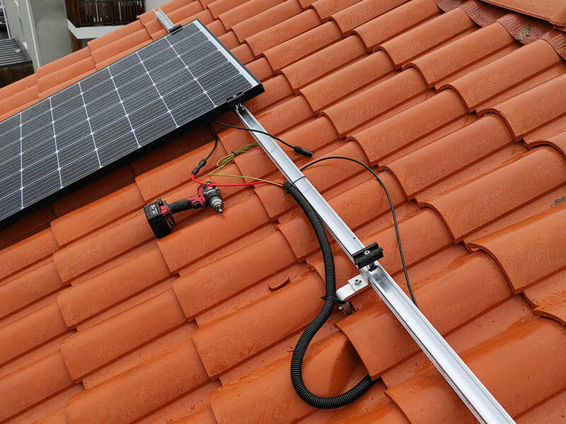 découvrez comment installer des panneaux solaires chez vous pour réduire vos factures d'énergie et contribuer à la protection de l'environnement. suivez notre guide étape par étape pour une installation réussie et abordable.