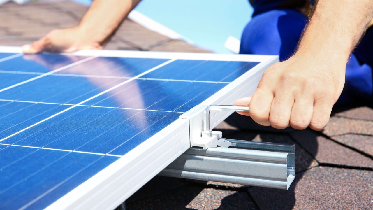 découvrez comment installer des panneaux solaires chez vous pour profiter d'une énergie renouvelable, réduire vos factures d'électricité et contribuer à la protection de l'environnement. suivez notre guide pas à pas pour une installation efficace et économique.