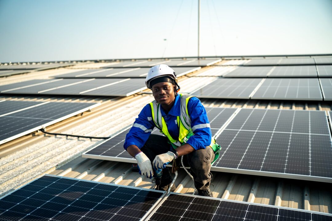 découvrez comment devenir installateur photovoltaïque et transformez votre passion pour les énergies renouvelables en une carrière prometteuse. apprenez les compétences nécessaires, les formations disponibles et les opportunités sur le marché du travail.