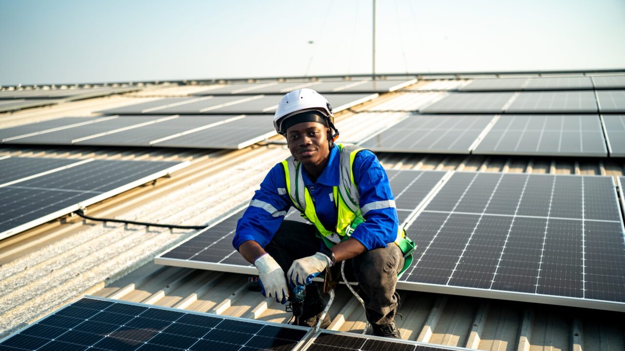 découvrez comment devenir installateur photovoltaïque et transformez votre passion pour les énergies renouvelables en une carrière prometteuse. apprenez les compétences nécessaires, les formations disponibles et les opportunités sur le marché du travail.