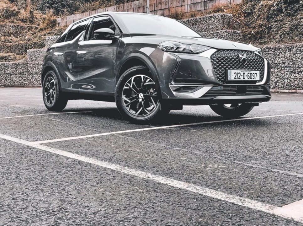 découvrez l'expérience unique du ds3-h, où le design élégant rencontre l'innovation technologique. plongez dans un univers de confort et de performances inégalées avec ce véhicule d'exception.