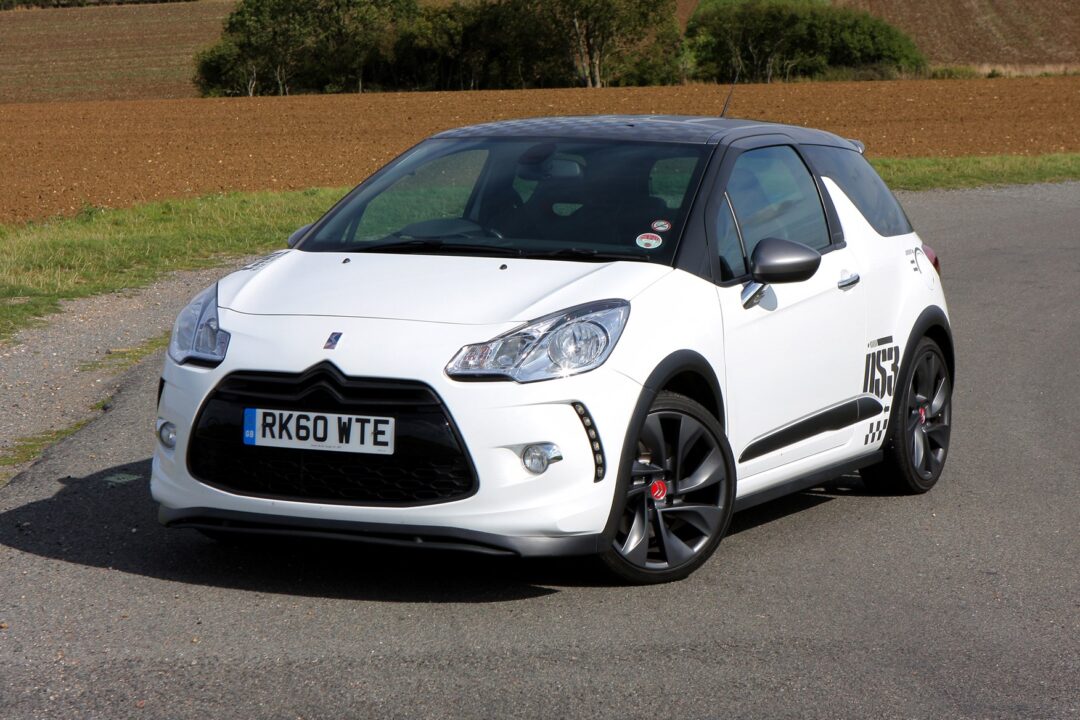 découvrez le design unique de la ds3-l, une fusion parfaite d'élégance et d'innovation. plongez dans l'univers raffiné de cette voiture iconique à la silhouette audacieuse et aux finitions haut de gamme.