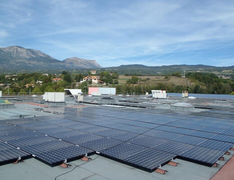 découvrez nos services d'installation de panneaux solaires sur toits plats, pour optimiser votre consommation d'énergie et réduire votre facture tout en préservant l'environnement. profitez de solutions sur mesure adaptées à vos besoins!