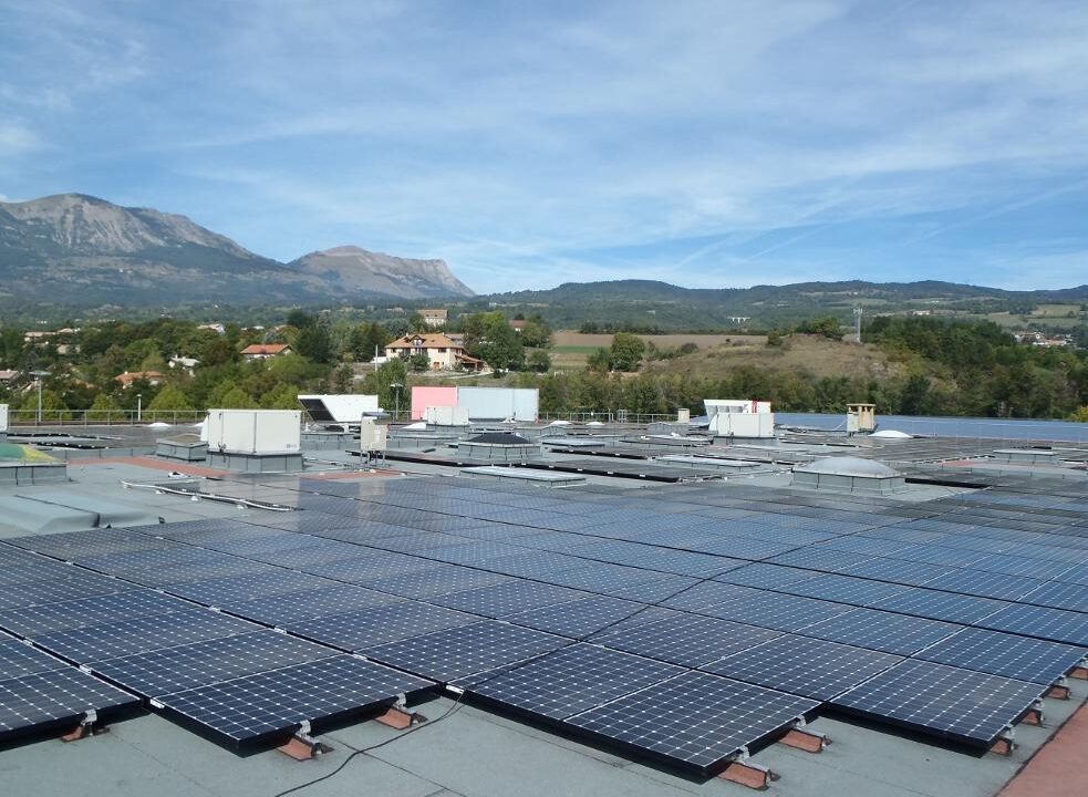 découvrez nos services d'installation de panneaux solaires sur toits plats, pour optimiser votre consommation d'énergie et réduire votre facture tout en préservant l'environnement. profitez de solutions sur mesure adaptées à vos besoins!