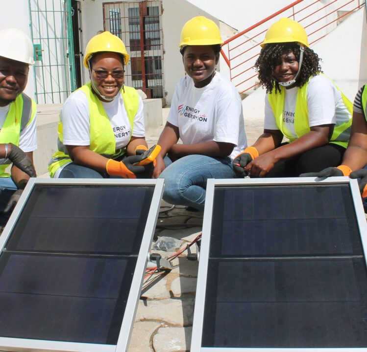 découvrez notre formation complète sur les panneaux solaires. apprenez à concevoir, installer et entretenir des systèmes photovoltaïques. devenez un expert des énergies renouvelables et contribuez à un avenir durable grâce à notre programme de formation adapté à tous les niveaux.