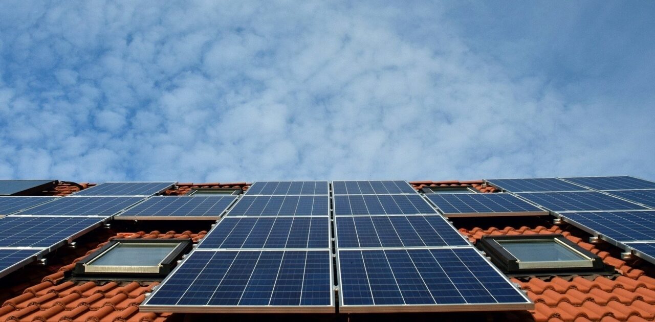 découvrez notre guide complet sur les panneaux solaires : apprenez tout sur leur fonctionnement, les avantages, les étapes d'installation et les aides financières disponibles pour optimiser votre investissement énergétique.