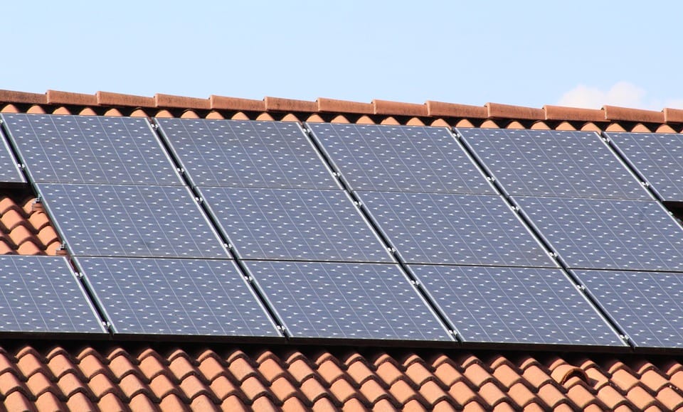 découvrez les étapes clés pour l'installation de panneaux solaires : de la sélection des panneaux à leur mise en service, optimisez votre transition vers une énergie renouvelable et économisez sur votre facture d'électricité.