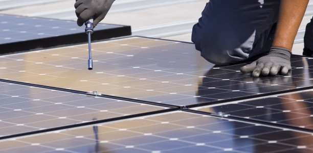 découvrez notre guide complet sur l'autoconsommation photovoltaïque. apprenez à exploiter l'énergie solaire pour réduire vos factures d'électricité, optimiser votre indépendance énergétique et contribuer à la transition écologique. suivez nos conseils pratiques et informez-vous sur les avantages et les démarches à entreprendre.