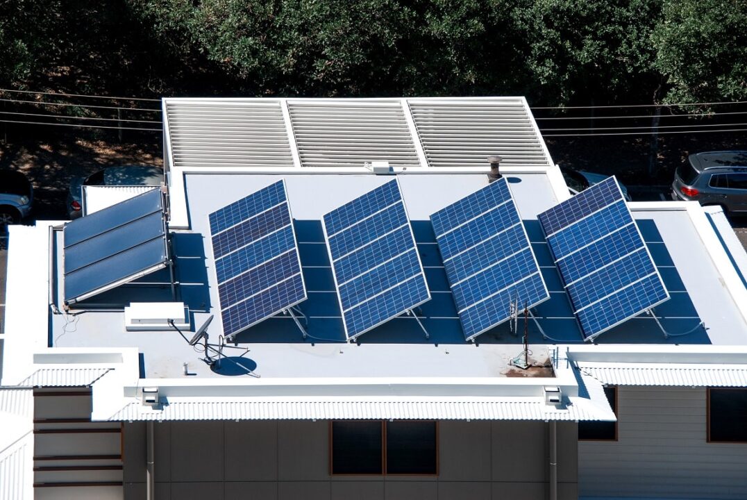 découvrez comment optimiser l'installation de panneaux solaires sur votre toit plat pour maximiser la production d'énergie. apprenez les meilleures techniques, les avantages et les astuces pour tirer le meilleur parti de votre système solaire.