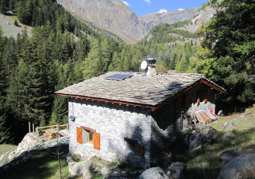 découvrez notre kit solaire pour chalet, une solution écologique et économique pour alimenter votre espace de vie en électricité. profitez de l'énergie renouvelable tout en réduisant votre empreinte carbone. idéal pour les séjours en nature!