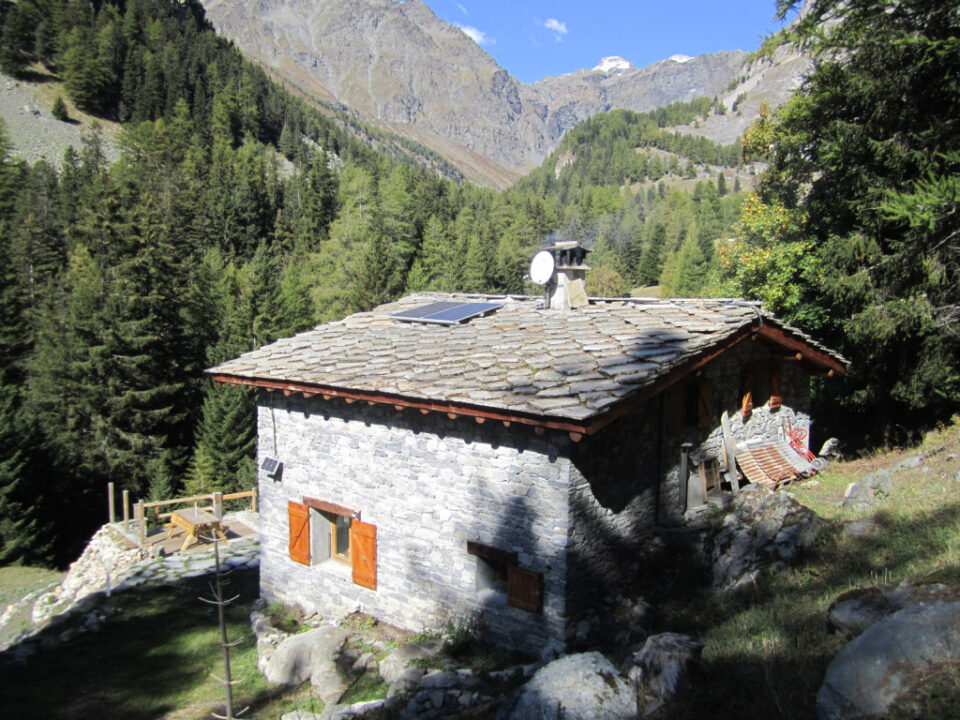 découvrez notre kit solaire pour chalet, une solution écologique et économique pour alimenter votre espace de vie en électricité. profitez de l'énergie renouvelable tout en réduisant votre empreinte carbone. idéal pour les séjours en nature!