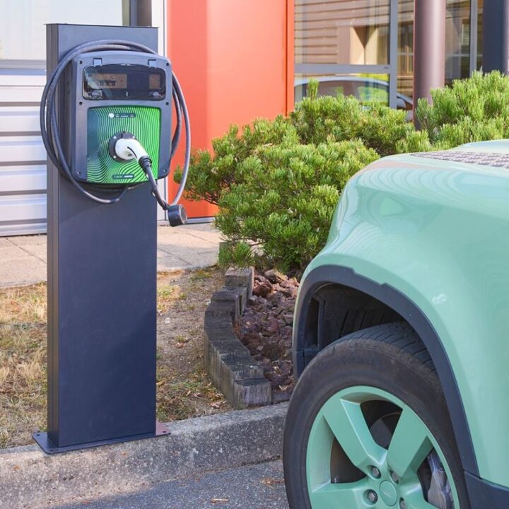 découvrez les bornes de recharge innovantes pour véhicules électriques, conçues pour offrir une solution pratique et rapide pour recharger votre voiture à domicile ou en déplacement. optez pour une mobilité durable et respectueuse de l'environnement.