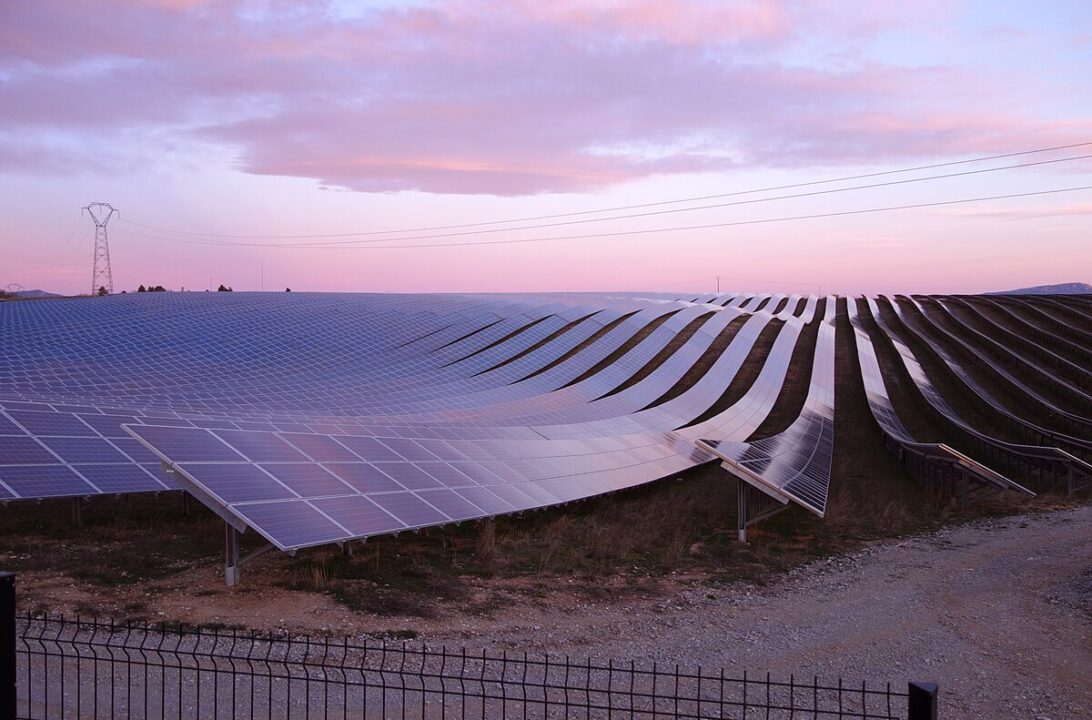 découvrez l'énergie solaire, une source d'énergie renouvelable et durable qui transforme la lumière du soleil en électricité. explorez ses avantages, son impact environnemental positif et comment elle peut réduire vos factures d'énergie tout en contribuant à un avenir plus vert.