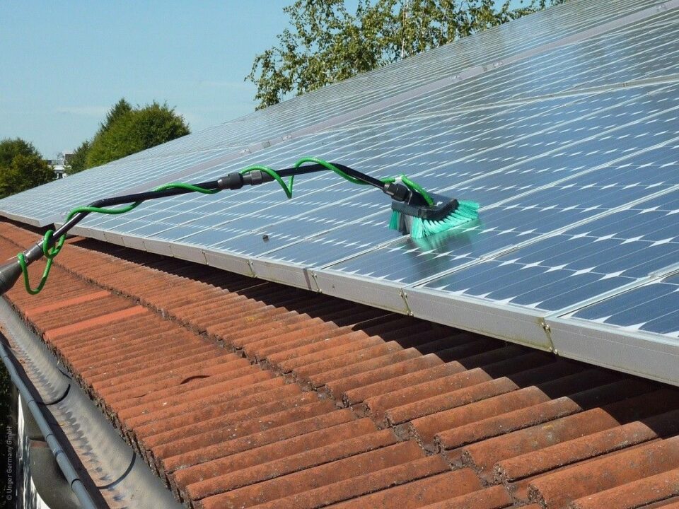 découvrez l'importance de l'entretien des panneaux solaires pour garantir leur performance optimale et prolonger leur durée de vie. apprenez les meilleures pratiques, les conseils d'experts et les services disponibles pour maintenir votre installation solaire en parfait état.