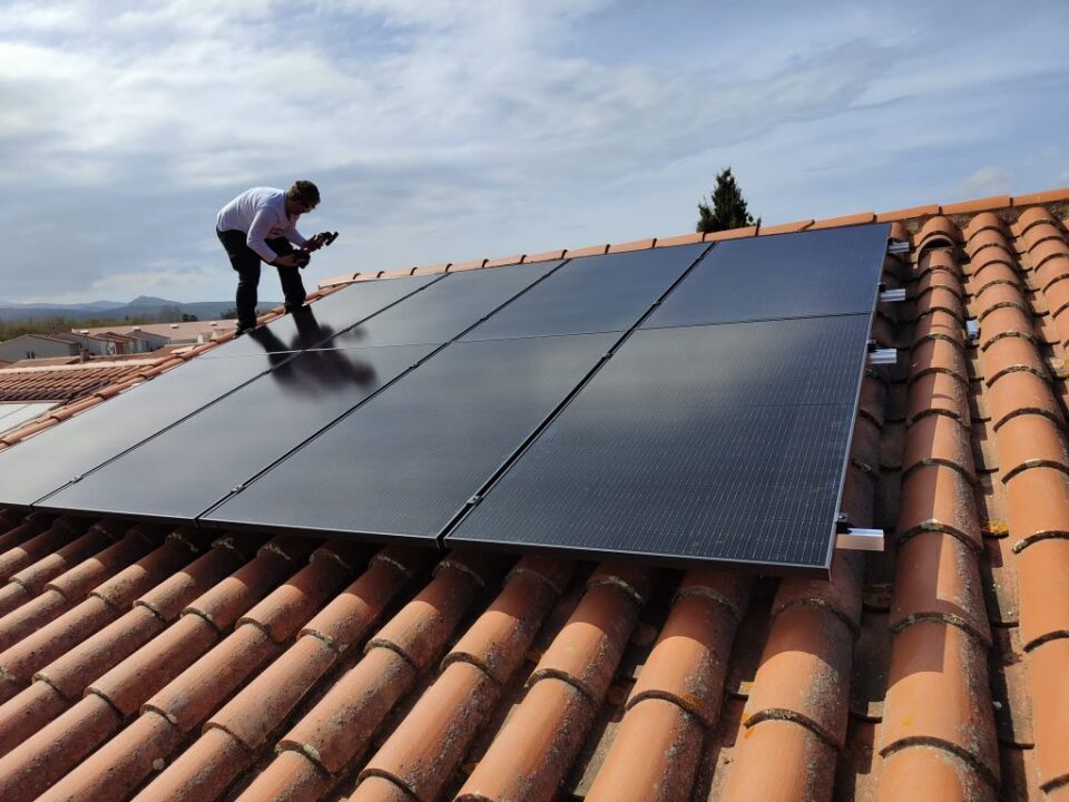 découvrez les avantages des panneaux solaires en france : solutions écologiques, économies d'énergie et aides financières pour un avenir durable.