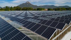 découvrez les serres photovoltaïques, une solution innovante alliant agriculture et énergie durable. optimisez vos cultures tout en produisant de l'électricité grâce à cette technologie écologique.