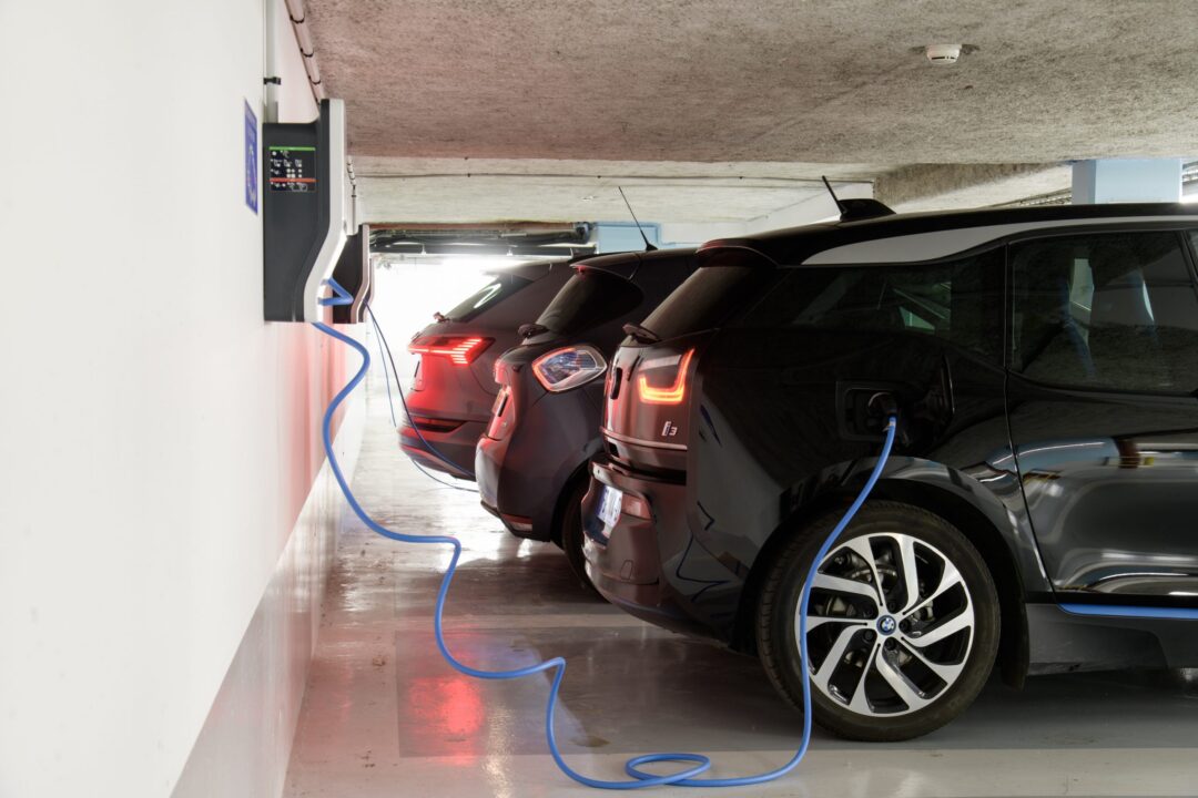 découvrez notre gamme de bornes de recharge pour domicile, idéales pour recharger votre véhicule électrique en toute sécurité et simplicité. profitez d'une installation facile et d'une performance optimale pour une conduite éco-responsable.