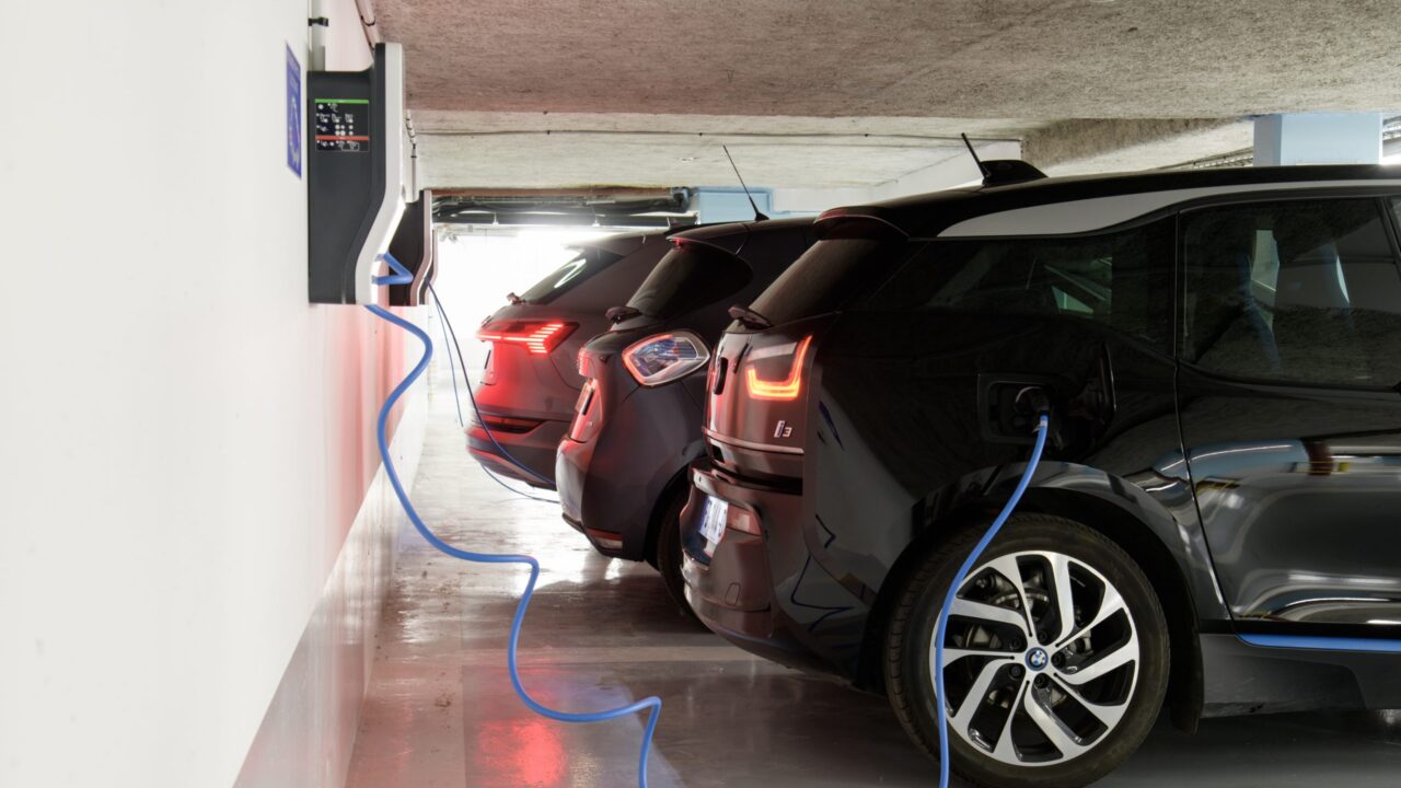 découvrez notre gamme de bornes de recharge pour domicile, idéales pour recharger votre véhicule électrique en toute sécurité et simplicité. profitez d'une installation facile et d'une performance optimale pour une conduite éco-responsable.