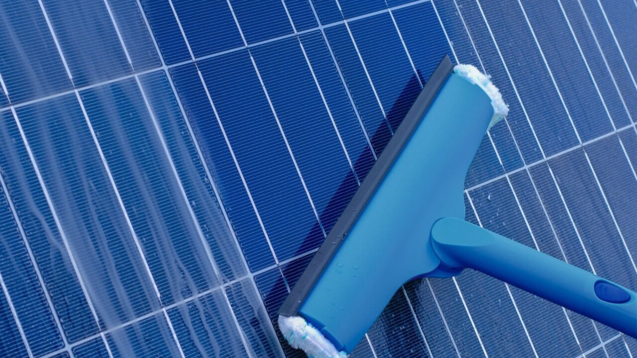 assurez le maximum d'efficacité de vos panneaux solaires avec notre service de nettoyage professionnel. prolongez leur durée de vie et optimisez leur performance grâce à une intervention régulière par des experts.