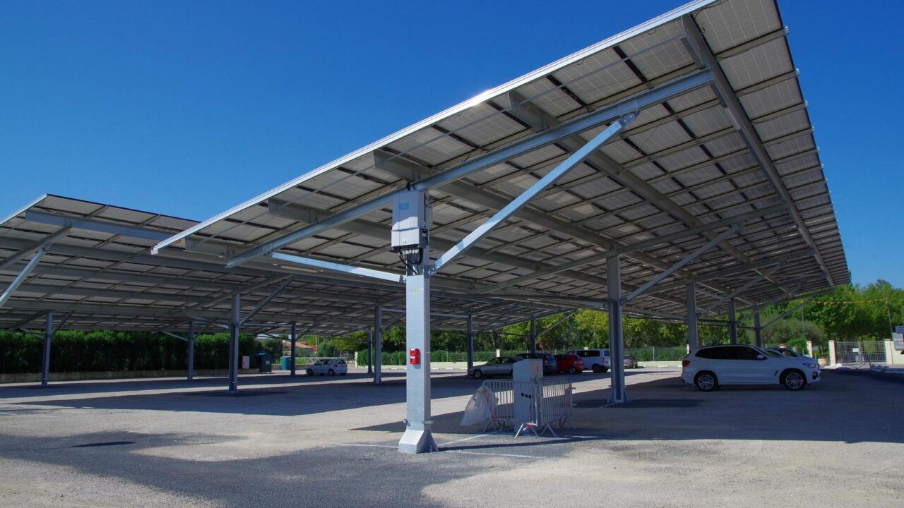 découvrez l'ombrière solaire, une solution innovante qui allie protection solaire et production d'énergie renouvelable. idéale pour les parkings et espaces publics, elle contribue à la transition énergétique tout en offrant un abri agréable contre les intempéries.