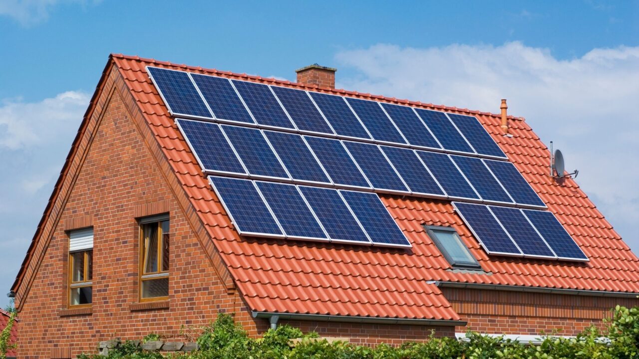 découvrez tout ce qu'il faut savoir sur le nombre de panneaux solaires nécessaires pour optimiser votre installation photovoltaïque. informez-vous sur les facteurs à considérer pour choisir la quantité adéquate, les économies d'énergie potentielles et l'impact environnemental.