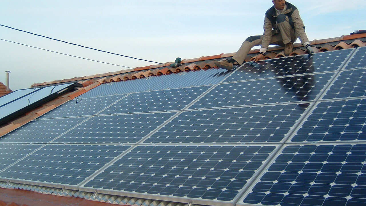 découvrez nos solutions de panneaux solaires à marseille pour optimiser votre consommation d'énergie et réduire vos factures. profitez du soleil du sud pour adopter une démarche éco-responsable et valoriser votre patrimoine.