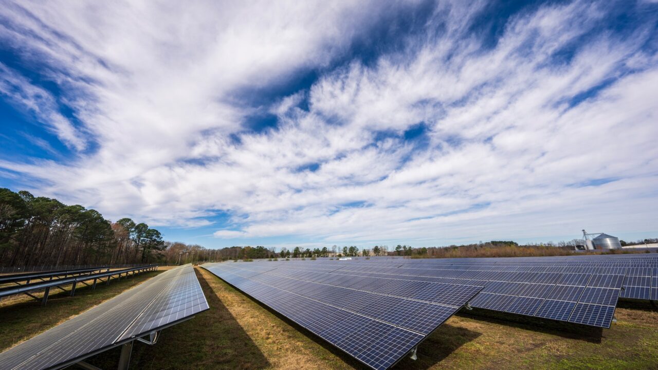 découvrez les avantages des panneaux solaires au sol et guidez-vous à travers le processus d'installation. optimisez votre production d'énergie renouvelable tout en respectant votre espace extérieur avec des solutions adaptées et efficaces.