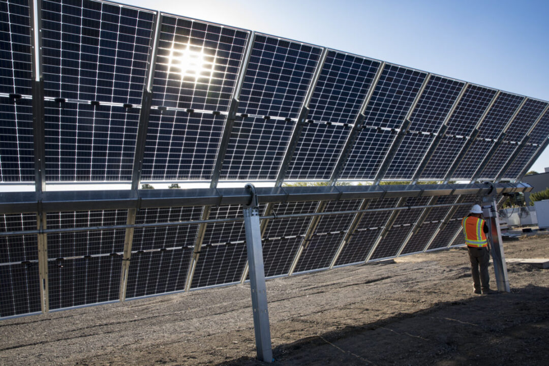 découvrez les avantages des panneaux solaires bifaciaux, une technologie innovante qui capte la lumière du soleil des deux côtés pour maximiser votre production d'énergie. idéaux pour optimiser l'efficacité de vos installations solaires, ces panneaux offrent des performances supérieures et un retour sur investissement plus rapide. apprenez-en plus sur cette solution durable et écologique pour un avenir énergétique responsable.