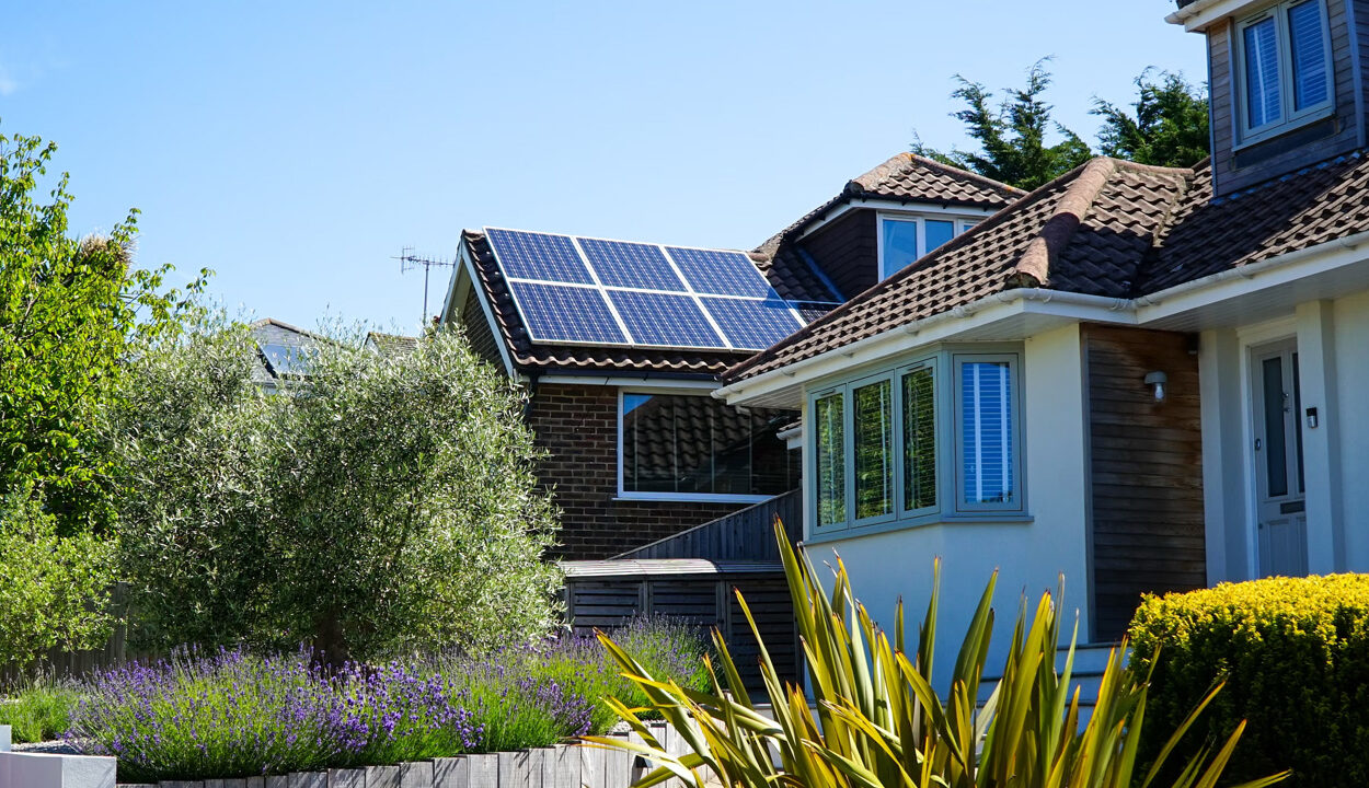 découvrez nos panneaux solaires esthétiques alliant performance et design. transformez votre toiture en un espace moderne et élégant tout en contribuant à la protection de l'environnement. optez pour une solution énergétique durable sans compromettre l'esthétique de votre maison.