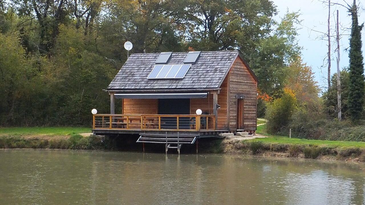 découvrez comment installer un panneau solaire pour votre cabane afin d'optimiser votre autonomie énergétique et profiter de la nature tout en préservant l'environnement. idéal pour les amoureux de la vie en plein air!