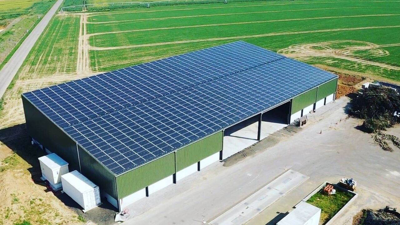 découvrez les avantages des panneaux solaires pour hangars : économisez sur votre facture d'électricité tout en valorisant votre espace avec une solution énergétique durable et efficace.