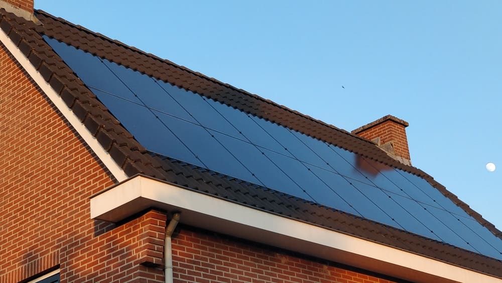 découvrez notre guide complet sur l'installation de panneaux solaires sur toiture. apprenez à maximiser l'efficacité énergétique de votre maison grâce à des conseils pratiques, des informations sur les équipements, et les avantages environnementaux de l'énergie solaire.