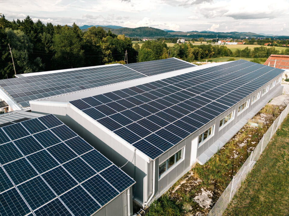 découvrez nos panneaux photovoltaïques durables, conçus pour maximiser votre production d'énergie tout en respectant l'environnement. optez pour une solution énergétique fiable et écologique qui contribue à la transition énergétique et réduit votre empreinte carbone.