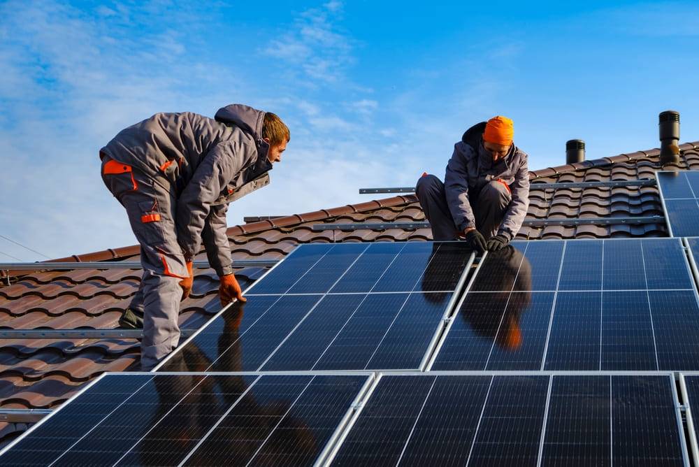 protégez votre investissement avec notre assurance dédiée aux panneaux solaires. bénéficiez d'une couverture optimale contre les dommages, le vol et les malfaçons. garantissez la pérennité de votre installation solaire et maximisez vos économies d'énergie en toute sérénité.