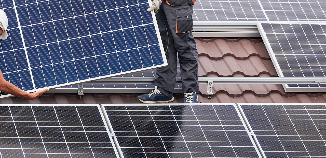 découvrez notre guide complet sur l'installation des panneaux solaires : étapes essentielles, conseils pratiques et informations sur les aides financières. optimisez votre transition énergétique et réduisez vos factures d'électricité en installant des panneaux solaires chez vous.