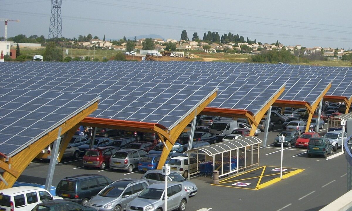 découvrez comment les panneaux solaires pour parkings transforment les espaces extérieurs en sources d'énergie renouvelable, réduisant les coûts énergétiques et l'empreinte carbone tout en offrant une protection contre les intempéries pour vos véhicules.