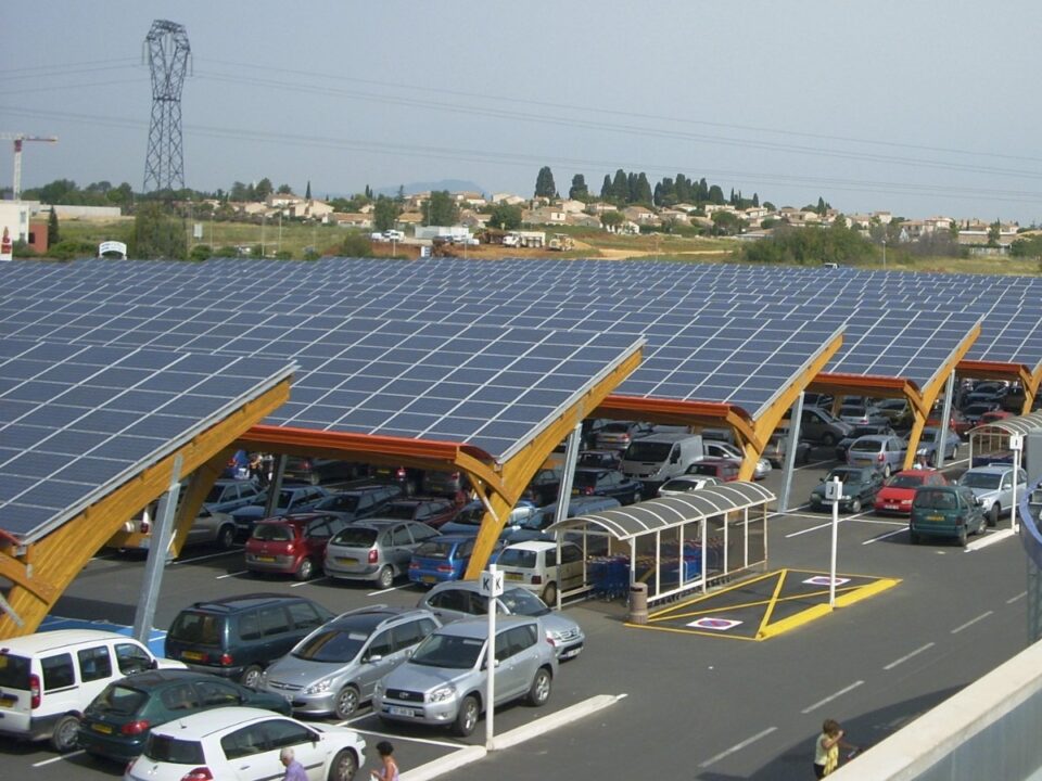 découvrez comment les panneaux solaires pour parkings transforment les espaces extérieurs en sources d'énergie renouvelable, réduisant les coûts énergétiques et l'empreinte carbone tout en offrant une protection contre les intempéries pour vos véhicules.