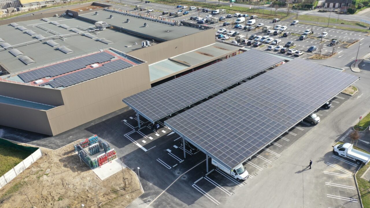 découvrez notre parking solaire durable, une solution écologique et innovante pour stationner votre véhicule tout en contribuant à la protection de l'environnement. profitez d'une infrastructure conçue pour maximiser l'énergie solaire et réduire votre empreinte carbone.