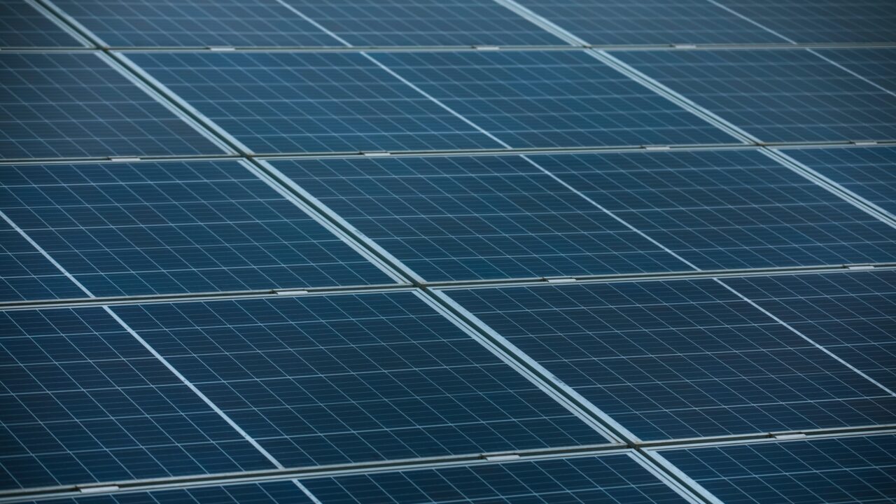 découvrez les panneaux solaires en pérovskite, une avancée révolutionnaire dans l'énergie renouvelable. bénéficiez d'une efficacité accrue et d'un coût réduit tout en contribuant à un avenir durable grâce à cette technologie innovante.