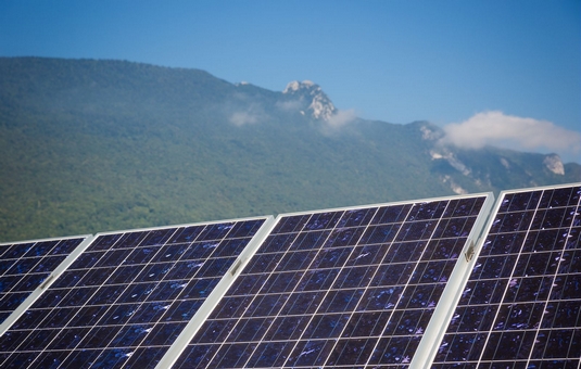 découvrez l'univers du photovoltaïque et de l'énergie renouvelable. apprenez comment ces solutions innovantes contribuent à un avenir durable, réduisent votre empreinte carbone et améliorent votre indépendance énergétique.